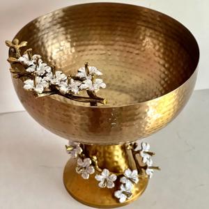 Grand bol en aluminium fini or fabriqué à la main indien avec branche florale utilisé pour le service et l'affichage de la décoration de Table centrale - Product Image 2
