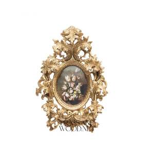 Marco adornado de latón antiguo con ilustraciones florales en diseño ovalado con intrincados detalles decorativos vintage - Product Image 1