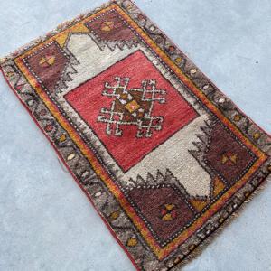 1.5x2.4 ft Turkish Rug, <b>Red</b> Floral Vintage Rug <b>Wool</b> - Product Image 2