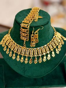 ชุดสร้อยคอเครื่องประดับแฟชั่นดูไบสีทอง24K ต่างหูหวีกำไลเข็มกลัดติดมุกลายดอกไม้ทองแดงของขวัญครบรอบปีเพชร - Product Image 2