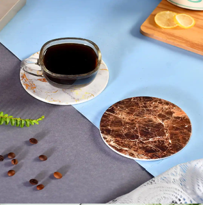 El elegante juego de posavasos redondos, mitad mármol gris y mitad madera, es un accesorio moderno para el hogar, disponible a precios de mayoreo. - Product Image 2