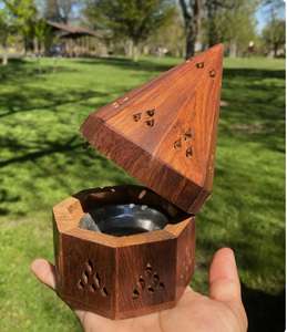 Brûleur d'encens en bois poli artisanal et écologique avec forme géométrique par Crescent Crafts - Product Image 3