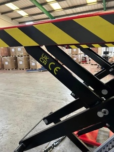 Plateforme élévatrice à ciseaux hydraulique pour voitures avec marquage UKCA CE, cadre noir, plateforme élévatrice à ciseaux jaune et noire - Product Image 1
