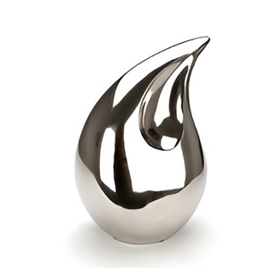 Silver Angel Venta caliente Precios bajos Aluminio Adulto Cremación Lágrima Urnas con grabado hecho a mano Urna funeraria Hecho India 2024 - Product Image 1