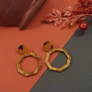 Pendientes de aro de cuerno de búfalo tallado orgánico al por mayor pendientes de gota en forma de corazón de moda de mujer eco-consciente animal náutico - Product Image 4