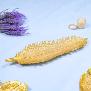 Plateau décoratif élégant en forme de feuille en aluminium doré Plateau d'accent design en plumes pour la maison Plateau de table en cadeau-quantité minimale de commande 100 pièces - Product Image 1