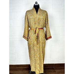 Bata Kimono de Seda Reciclada Vintage con Estampado de Hojas Boho, Ideal como Salida de Baño, Regalo de Aniversario para Damas de Honor o Día de Spa - Product Image 1