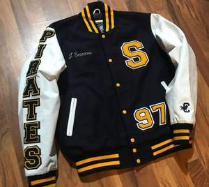 เสื้อแจ็กเก็ตทีมกีฬาแขนเสื้อขนสัตว์แขนเสื้อหนังสำหรับทีมกีฬาเครื่องแต่งกายแนวสตรีทและออกแบบโลโก้ได้ตามต้องการ - Product Image 3