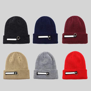 Fabricación de Gorros de Punto para Exteriores, Gorros de la Mejor Calidad, Logotipo Personalizado y Bordado, Colores Únicos para Hombres y Mujeres en Todos los Tamaños - Product Image 1