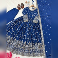 Ensemble Salwar Kameez Anarkali Chinon exclusif avec broderie lourde, haut et bas assortis avec dupatta, coupe classique pour sorties décontractées et fêtes