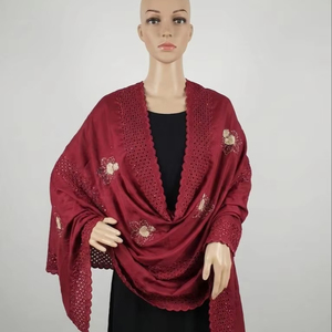 Chal de voile de poliéster floral personalizado con diseño de ojales huecos para mujer - Pañuelo ligero y transpirable - Uso diario - Fabricación OEM - Product Image 1