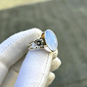 Belle bague en pierre de lune arc-en-ciel naturelle en argent sterling 925 bohème déclaration délicate bague de mariage bijoux minimalistes faits à la main - Product Image 4
