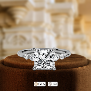 Anillo de Compromiso Solitario de Oro Rosa de 14K, Diamante Cultivado en Laboratorio con Certificación IGI, 1 Ct Corte Princesa con Dos Piedras Laterales Redondas, Anillo de Bodas - Product Image 2