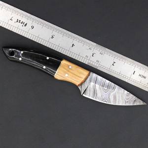 Couteau à lame fixe en acier Damas forgé, pointe tombante, étui de transport vertical, lame pleine, OEM, chasse, camping, manche en bois d'olivier et corne - Product Image 1