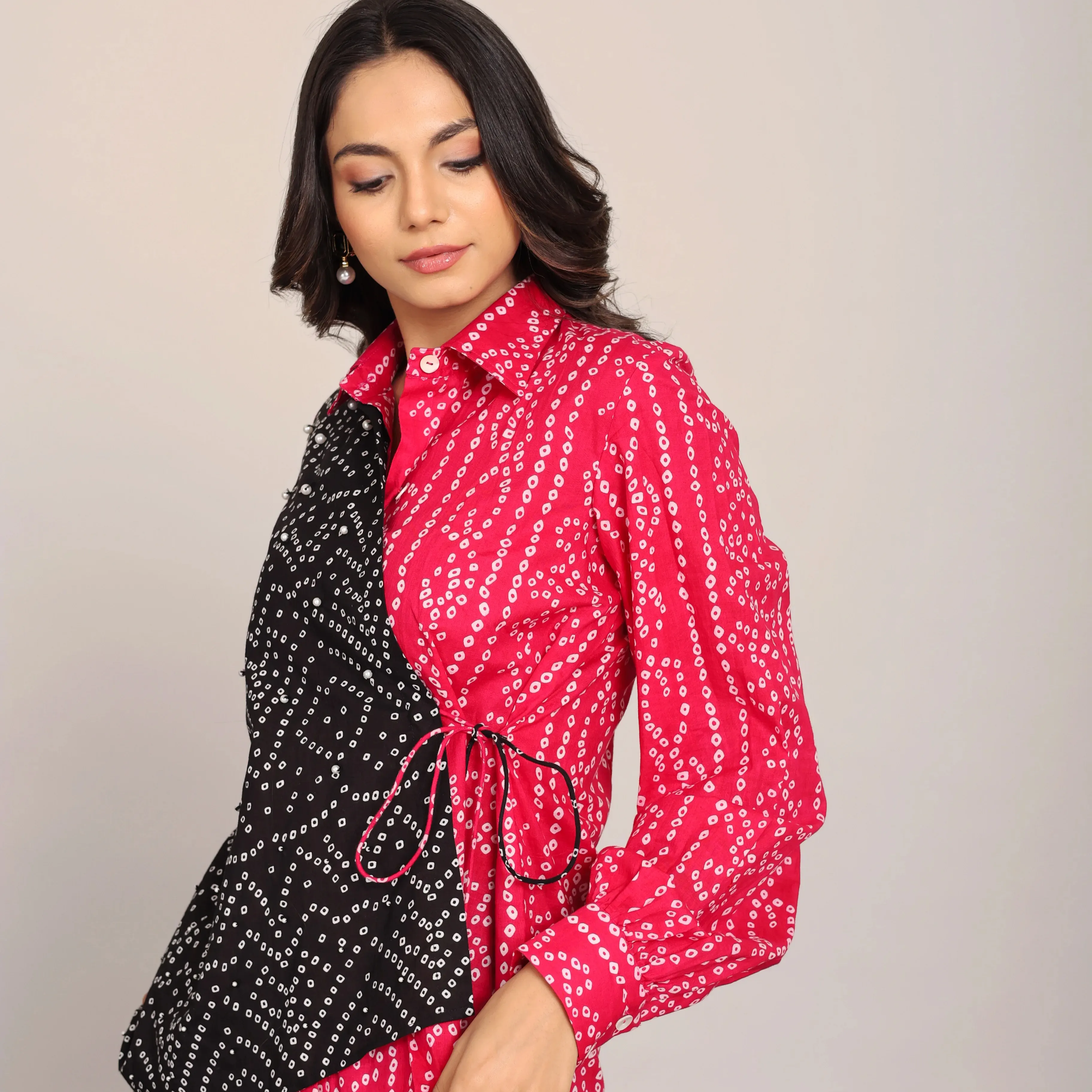 Nieuw Roze En Zwart Ontspannen Shirt Met Bandhej Bedrukte Ngrakha-Halslijn Met Zijn Tijdloze Aantrekkingskracht Verheft Angrakha-Patroon