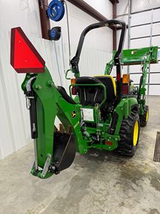 John Deere 2025R 2020 con Cargador Frontal y Cucharón, Accesorio de Retroexcavadora John Deere 260B, 4x4, Motor Diésel de 25 HP, Toma de Fuerza de 540 - Product Image 3