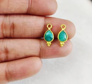 Esmeralda Piedra preciosa Pequeña Forma de pera Colgante Fancy Bisel Set Oro Vermeil Charms Colgante Proveedor al por mayor - Product Image 1