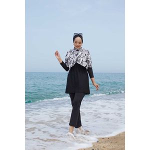 Traje de Baño Negro Modesto para Niñas con Estampado de Letras en la Parte Superior - Product Image 5