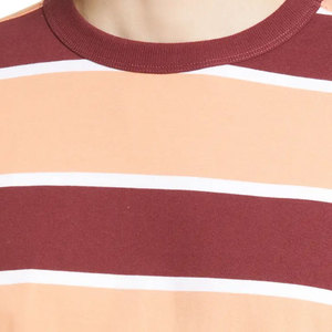 เสื้อยืดคอกลมแขนสั้นผู้ชายทรงปกติ ดีไซน์สีตัดต่อ ผ้าถักแบบลำลอง พิมพ์ลายโลโก้ - Product Image 5