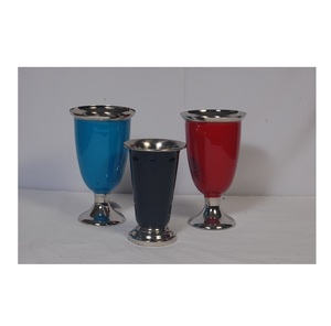 Florero artesanal de latón indio para uso en oficina, uso en exteriores e interiores, mesa de metal, artículo decorativo para fiestas, superventas - Product Image 1
