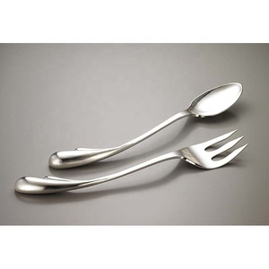 Ensemble de service à salade en acier inoxydable plaqué argent poli à poignée rectangulaire en forme de bâton Royal Design Long - Product Image 5