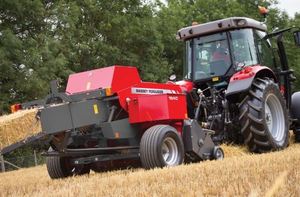 Compre la empacadora de heno Massey Ferguson 1840 con capacidad de 100 pasadas por minuto y émbolo de alta resistencia para una densidad de pacas consistente - Product Image 2