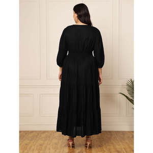 Vestido Maxi Negro de Rayón con Corte en A y Volantes para Mujer Talla Grande - Product Image 4