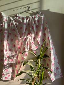 Hermoso traje de noche de algodón Floral rosa para mujer conjunto de Pijama largo con cuello en V suave transpirable Casual Sexy conjunto de ropa de dormir de talla grande - Product Image 4