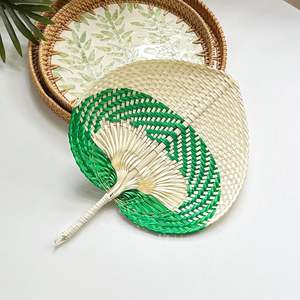 Éventail traditionnel miniature en bambou avec feuille de palmier et raphia, éventail vietnamien sculpté pour mariage d'été - Product Image 3