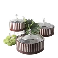 Casserole ronde de luxe avec couvercle plaqué or et support en bois pour service en buffet |   Réchaud alimentaire artisanal pour la décoration de fêtes