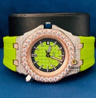 Montre automatique mécanique analogique de luxe personnalisée pour homme, en verre, avec un charme unique en acier inoxydable et des moissanites VVS étincelantes