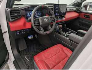 Camioneta 2024 PRO 4dr Crew-Max 4WD con Caja de 5.5', Motor 3.4L 6 Cilindros Turbo Gasolina/Petróleo, Volante a la Izquierda, Techo Panorámico de Aluminio - Product Image 3