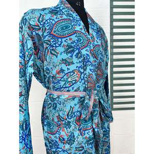 Kimono de Satén Suave Estilo Boho para Hombre, Bata de Playa Regal House, Envoltura de Seda Cómoda - Product Image 4