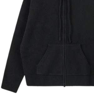 Sweat à capuche zippé noir en tricot avec emblème logo – Élégant et confortable pour hommes et femmes, idéal pour un usage quotidien et décontracté - Product Image 3
