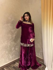 Conjunto Sharara de Terciopelo Hermoso y Elegante de la India y Pakistán, Traje Étnico Pesado, Conjunto Sharara para Fiestas y Bodas para Mujer - Product Image 4