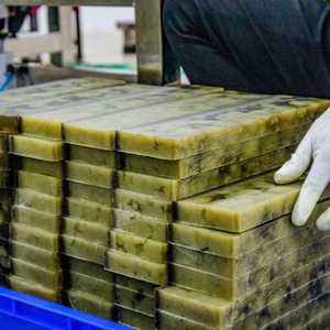 Trae curación natural al cuidado de tu piel: nuestro jabón a base de hierbas limpia y refresca sin productos químicos nocivos - Product Image 6