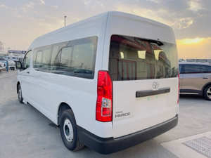 SUV d'occasion 2022 avec moteur diesel turbo, boîte automatique, transmission intégrale, sièges en cuir et intérieur sombre - Product Image 2