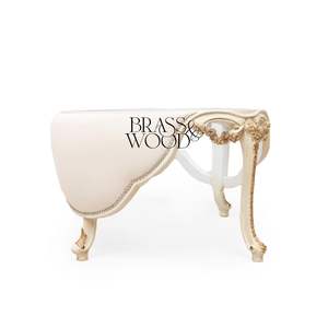 Mesa de Centro de Estilo Francés de Lujo con Tapicería de Tela Blanca y Marco de Madera con Hojas de Oro Talladas a Mano para Interiores Clásicos - Product Image 2