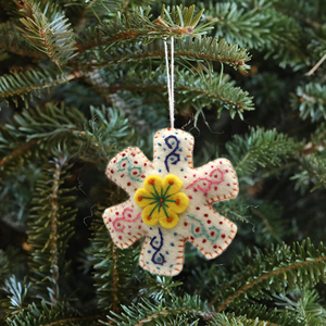 Ornement de flocon de neige en feutre fait à la main pour décor d'hiver Décorations de Noël uniques - Product Image 2