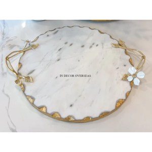 Bandeja para servir de forma redonda hecha de mármol de primera calidad de aspecto más hermoso con flores de metal Asas de diseñador Suministros de utensilios de cocina - Product Image 1
