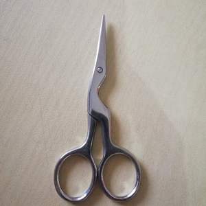 Fournisseurs de ciseaux à broder en forme de cœur de couleur personnalisée, fabricant professionnel de ciseaux à couper le fil, ciseaux à travaux d'aiguille - Product Image 1