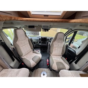 Autocaravanas Premium Broadway EB Auto-Sleepers para Aventuras de Camping Confortables - Product Image 3