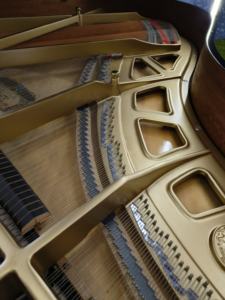 Piano de Cola Kawai RX-2MR en Excelentes Condiciones, Entrega Rápida, Acabado Elegante Original, Teclas Suaves, Segunda Mano - Product Image 4