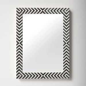 Miroir mural rectangulaire moderne en os incrusté de chevrons noir et blanc, décoration artisanale de luxe - Product Image 1
