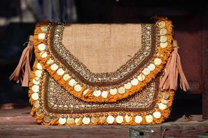 Embragues bordados hechos a medida con adornos de monedas de metal junto con borde con flecos ideales para reventa por tiendas de moda - Product Image 4