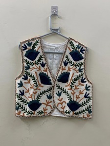 Chaleco de Algodón Bordado Floral con Cuello en V, Estilo Prairie Chic, Hecho a Mano, Top de Primavera para Mujer, Diseño Blanco y Azul Marino - Product Image 1