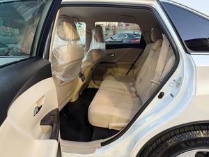 Toyota Venza V6 Sedán 2009, Interior de Cuero Oscuro, Caja de Cambios Automática y Manual, Tamaño de Neumáticos R16, Opciones de Combustible Gasolina y Eléctrico - Product Image 3