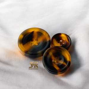 Boutons en corne de buffle à 4 trous, dos plat, lavables, qualité de luxe, tons naturels pour costumes d'affaires, manteaux élégants, vestes haut de gamme - Product Image 1