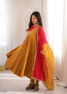 Robe Anarkali en soie romaine avec broderie de créateur, travail de sequins et de miroirs, avec pantalon et dupatta, ensemble prêt-à-porter. - Product Image 2