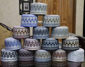 Casquette de prière musulmane OMANI fabriquée à la main de qualité exportatrice Chapeau design personnalisé pour les quatre saisons au Bangladesh. - Product Image 2